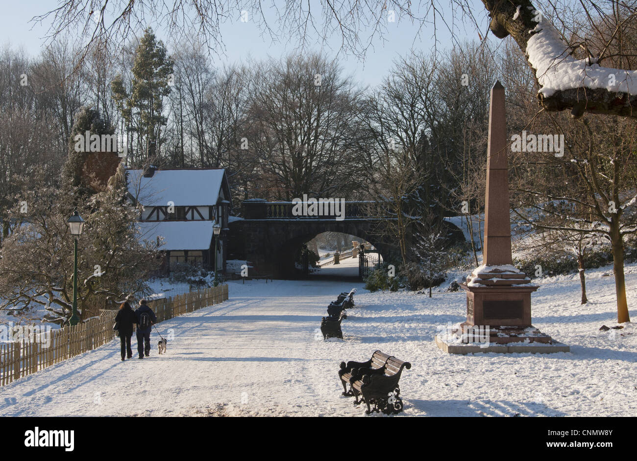 Verschneite Parklandschaft, Avenham Park, Preston, Lancashire, England, Dezember Stockfoto