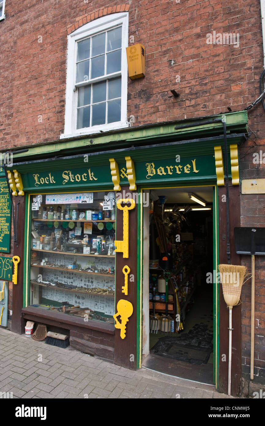 Außenseite des traditionellen Metallwarenhändler Shop im Zentrum von