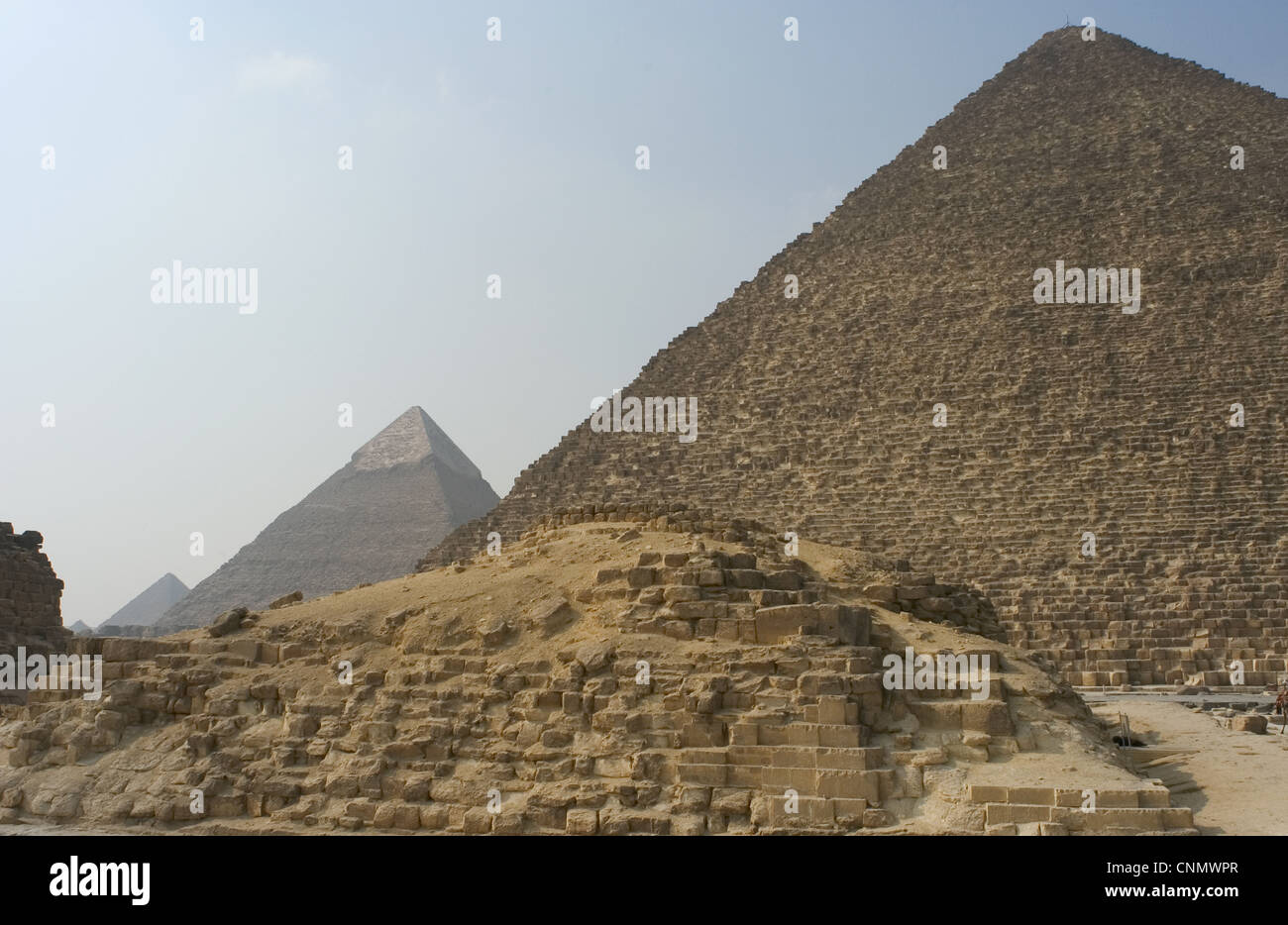 Ägypten. Die Pyramide der Erbprinzessin ich G 1-a, mit der Pyramide von Khufu und Khafre. 26. Jahrhundert v. Chr. altes Königreich. Stockfoto