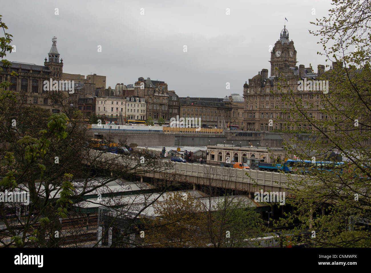 Bahnhof Waverley und Clocktower in Edinburgh. Dies ist das Balmoral Hotel mit Sightseeing-Bussen daneben. Stockfoto