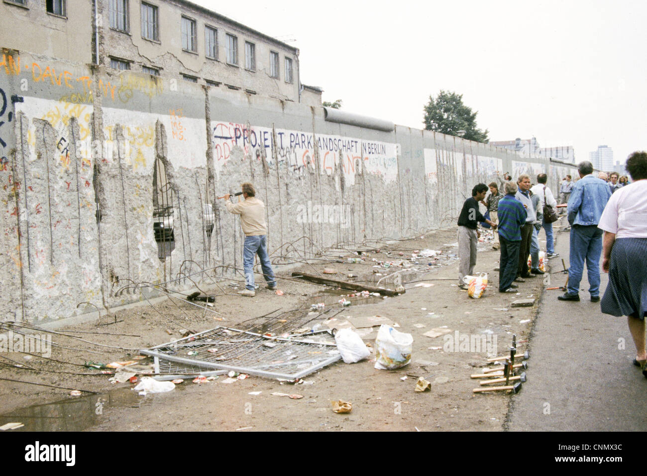 Die Berliner Mauer am Brandenburger Tor im Jahr 1990.  Sammeln von Souvenirs mit Hämmer Stockfoto