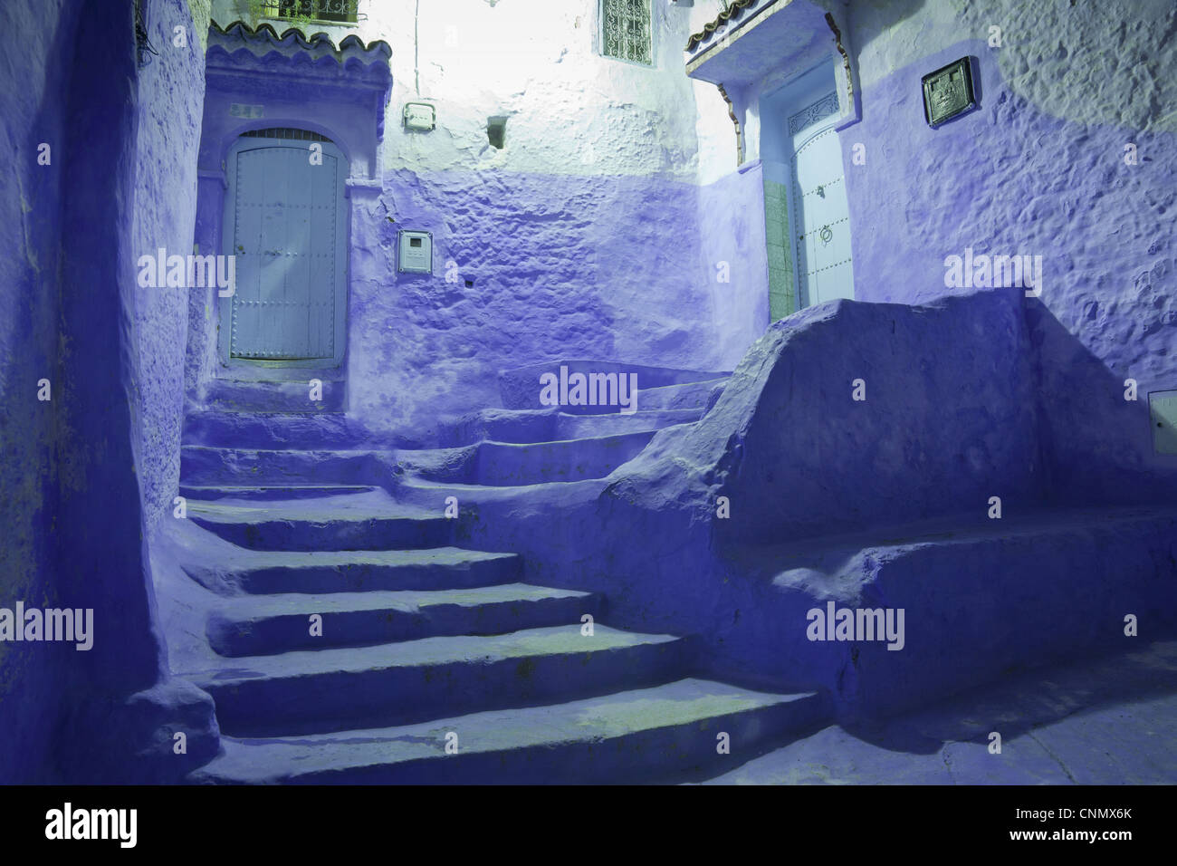 Blauen Türen und Treppe in Gasse der Stadt bei Nacht, Chefchaouen, Marokko, april Stockfoto