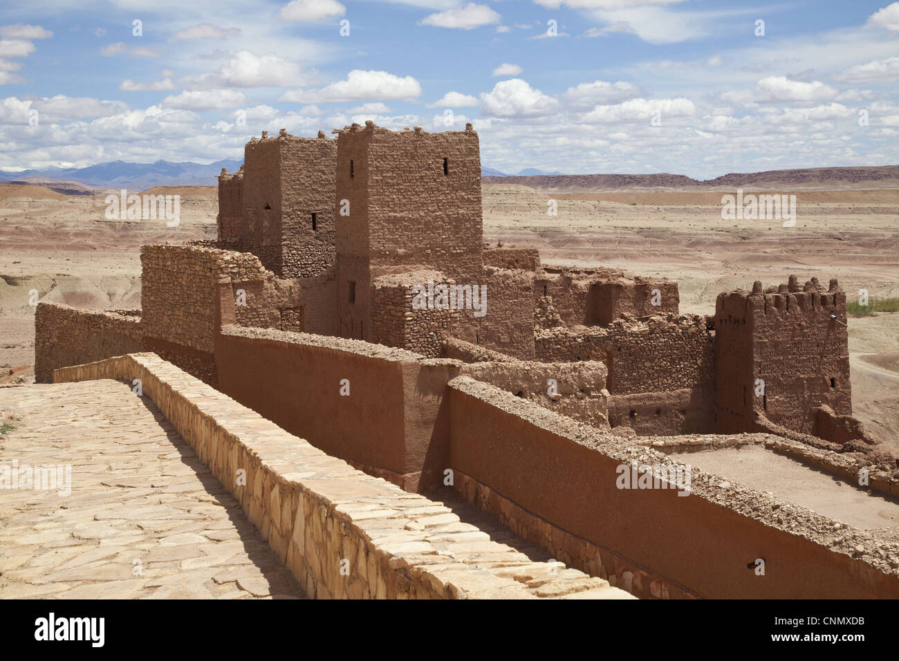 Ansicht des alten Ksar ("befestigte Stadt") mit Kasbah Ait Benhaddou, Souss-Massa-Draa, Marokko, kann Stockfoto