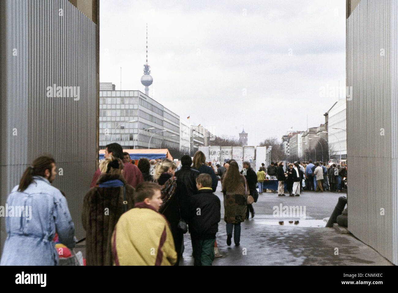 Die Berliner Mauer am Brandenburger Tor 1990 - Pariser Platz.   Menschen zu Fuß durch Stockfoto