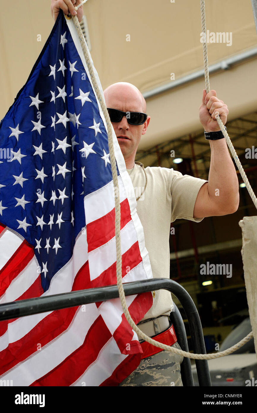 Personal Sgt. Shelby Griscom, ein Mannschaftsleiter der 451st Expeditionary Aircraft Maintenance Squadron (EAMXS) auf dem Kandahar Airfield, Afghanistan, hebt die USA und S.C. Flaggen auf der Fluglinie, 17. April 2012, zu Beginn des Einsatzes. Personal wird von McEntyre Joint National Guard Base, S.C., zur Unterstützung der Operation Enduring Freedom eingesetzt. Die F-16-Sumpffuchs, Piloten und Hilfspersonal begannen Anfang April ihren Einsatz der Air Expeditionary Force, um Flugmissionen für den Auftrag zum Lufteinsatz zu übernehmen und Truppen am Boden in Afghanistan in der Nähe der Luft zu unterstützen. Stockfoto