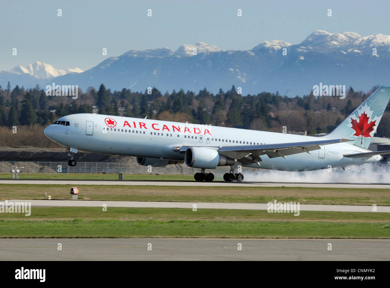 Air Canada C-GLCA Boeing 767 (375/ER) landet auf dem Flughafen Vancouver International Airport. Stockfoto