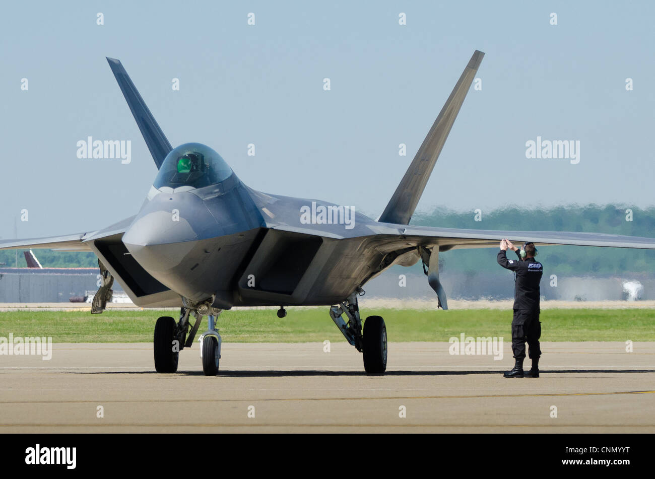 Ein Crew-Chef des US Air Force F-22 Raptor Demo Team gibt einem Piloten die Richtung, als das Flugzeug am 18. April 2012 auf der Kentucky Air National Guard Base in Louisville, Ky. Ankommt, um sich auf die 22. Jährliche Thunder Over Louisville Air Show dieses Wochenende vorzubereiten. Die Raptor ist das führende Kampfflugzeug des US-Militärs, mit Fähigkeiten, die von keinem anderen Flugzeug erreicht werden können. Stockfoto