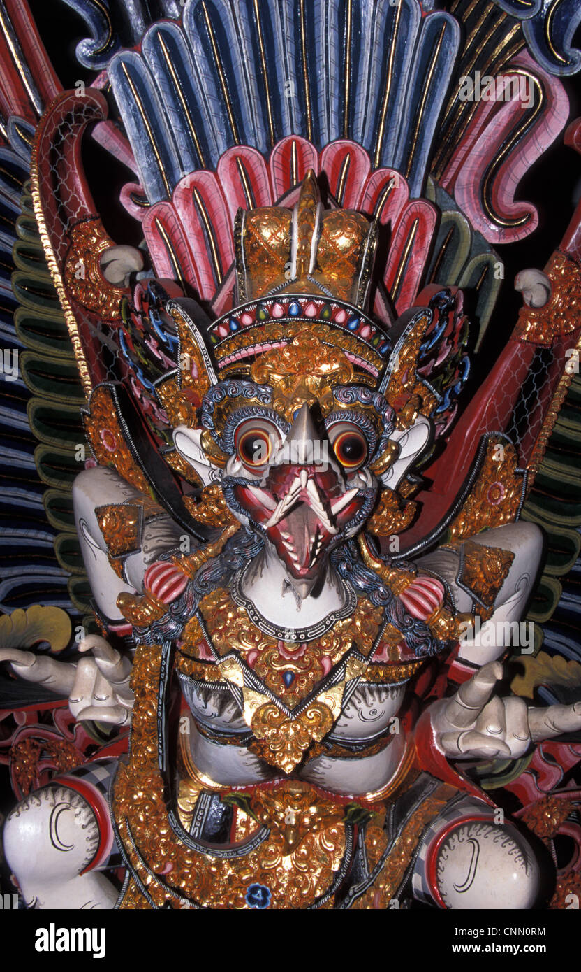 Indonesien A bemalte Holzschnitzerei einer mythologischen Kreatur / Bali Stockfoto
