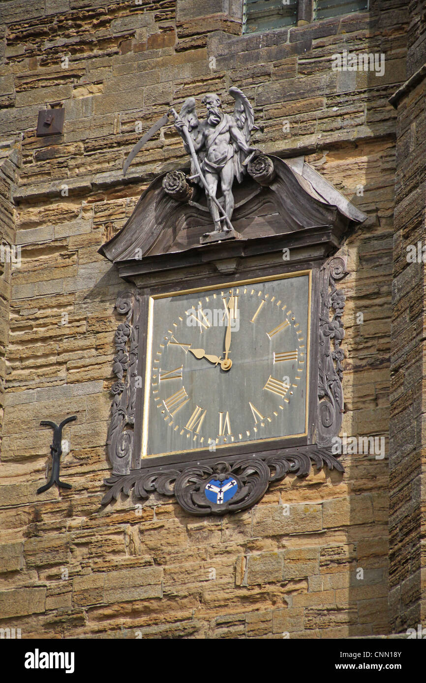 Dekorative Uhr mit "Alten Vater Zeit" am Kirchturm, Cranbrook, Kent, England, august Stockfoto
