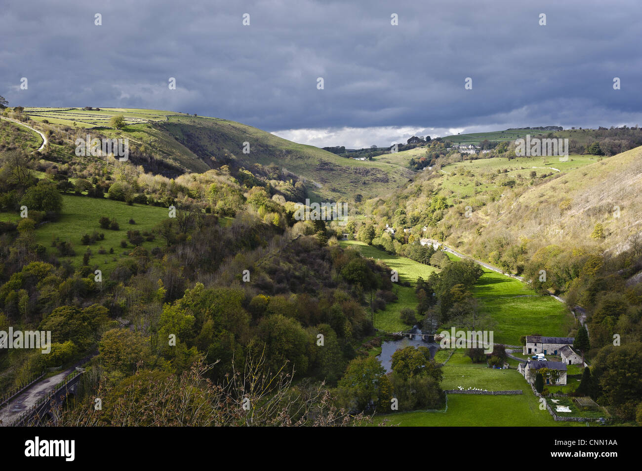 Blick auf Flusstal mit Wirtschaftsgebäude, auf der Suche von Monsal Kopf, Upperdale, Peak District in Derbyshire, England, Oktober Stockfoto
