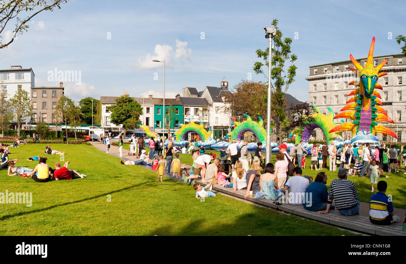 Menschenmassen am Eyre Square während das Galway Arts festival Stockfoto