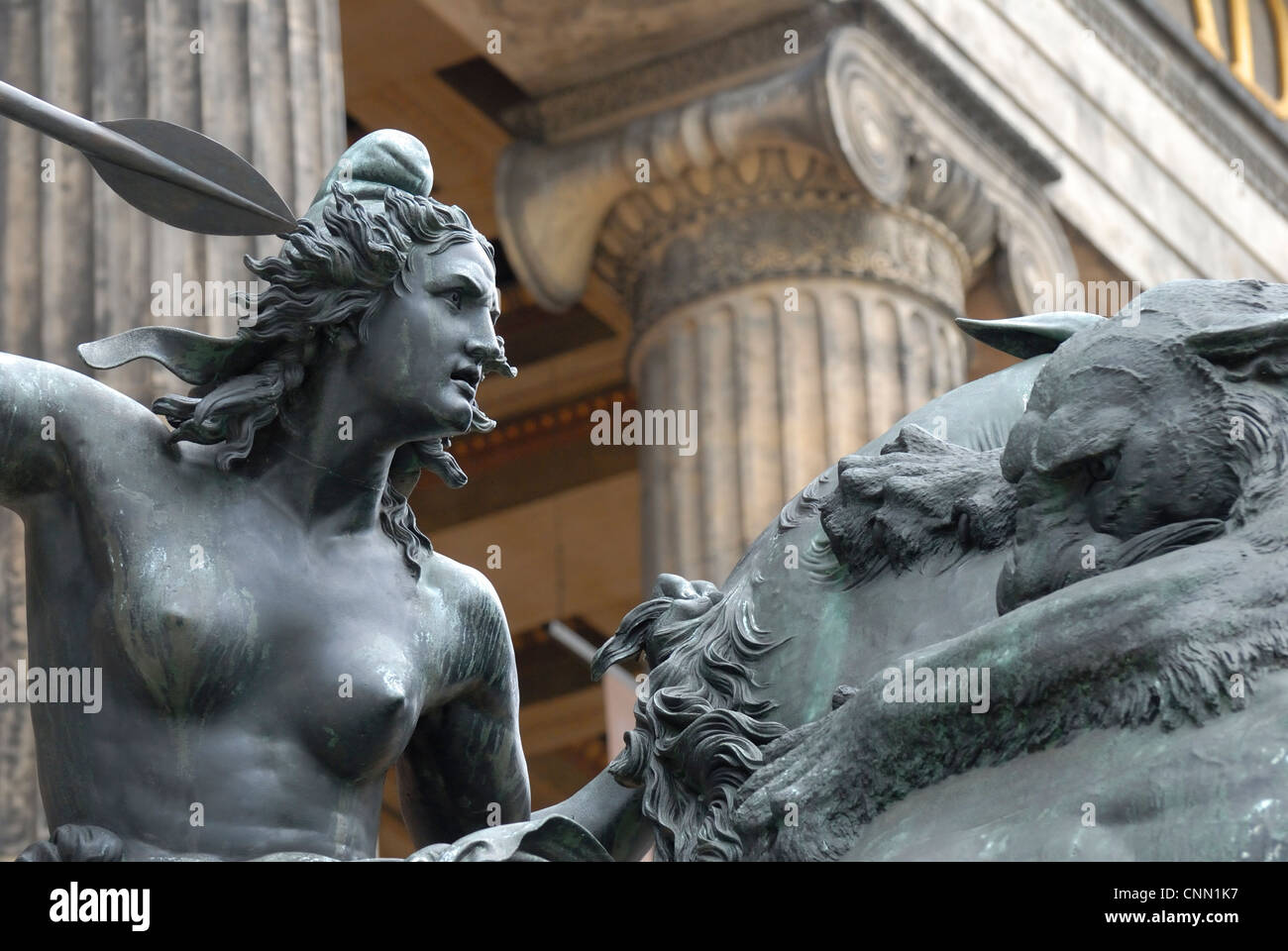 Berlin, Deutschland. Altes Humeum (altes Museum) Statue vor Museum - "Kämpfende Amazone" (Kampf gegen Amazon - August Kiss, 1842) Stockfoto