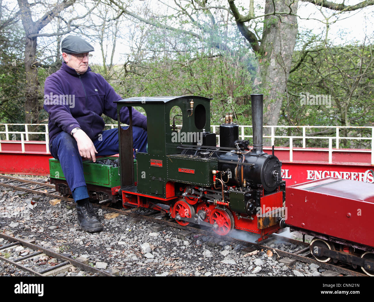 Fahrer und Miniatur Zahnradbahn Lokomotive nördlich von England Open Air Museum Beamish NE England UK Stockfoto