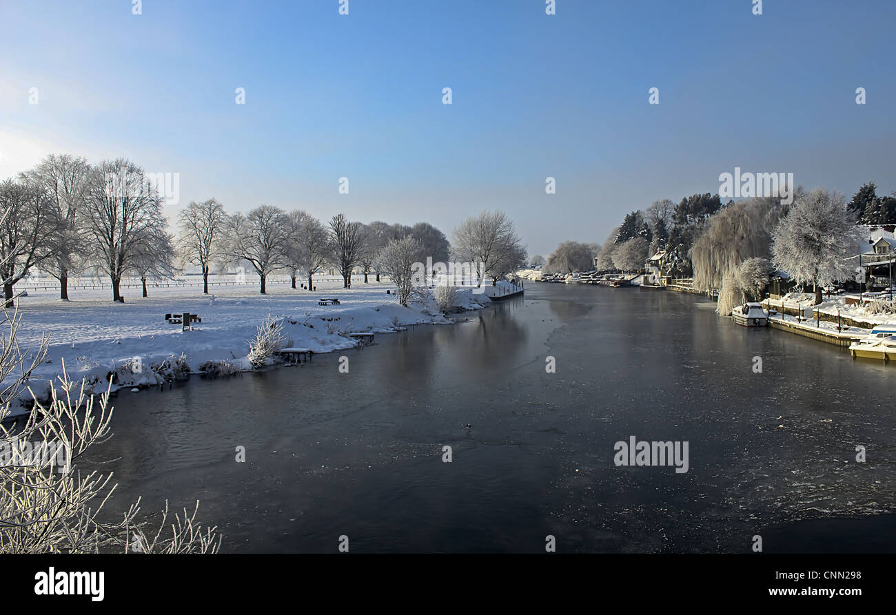 Angesichts der teilweise zugefrorenen Fluss und Schnee bedeckte Flussufer, Fluß Avon Bidford am Avon, Warwickshire, England, Dezember Stockfoto