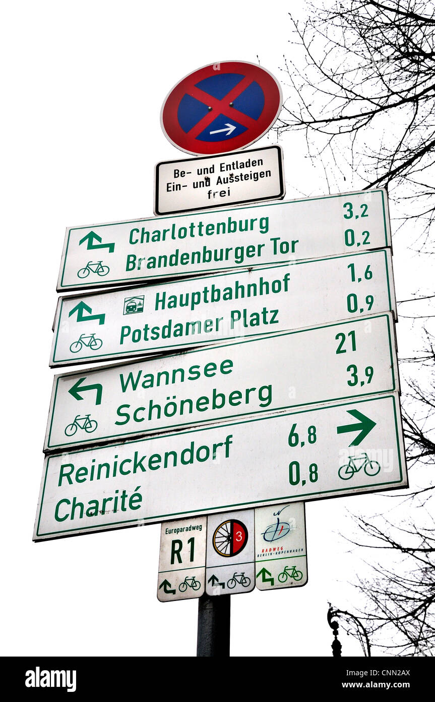 Berlin, Deutschland. Straßenschild zu den beliebten Sehenswürdigkeiten Stockfoto