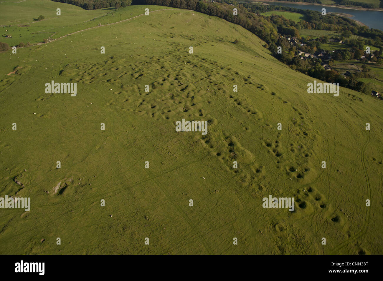 Luftaufnahme von Blei Rechen, verderben Haufen aus alten Bergwerken, White Peak, Peak District, Derbyshire, England, september Stockfoto