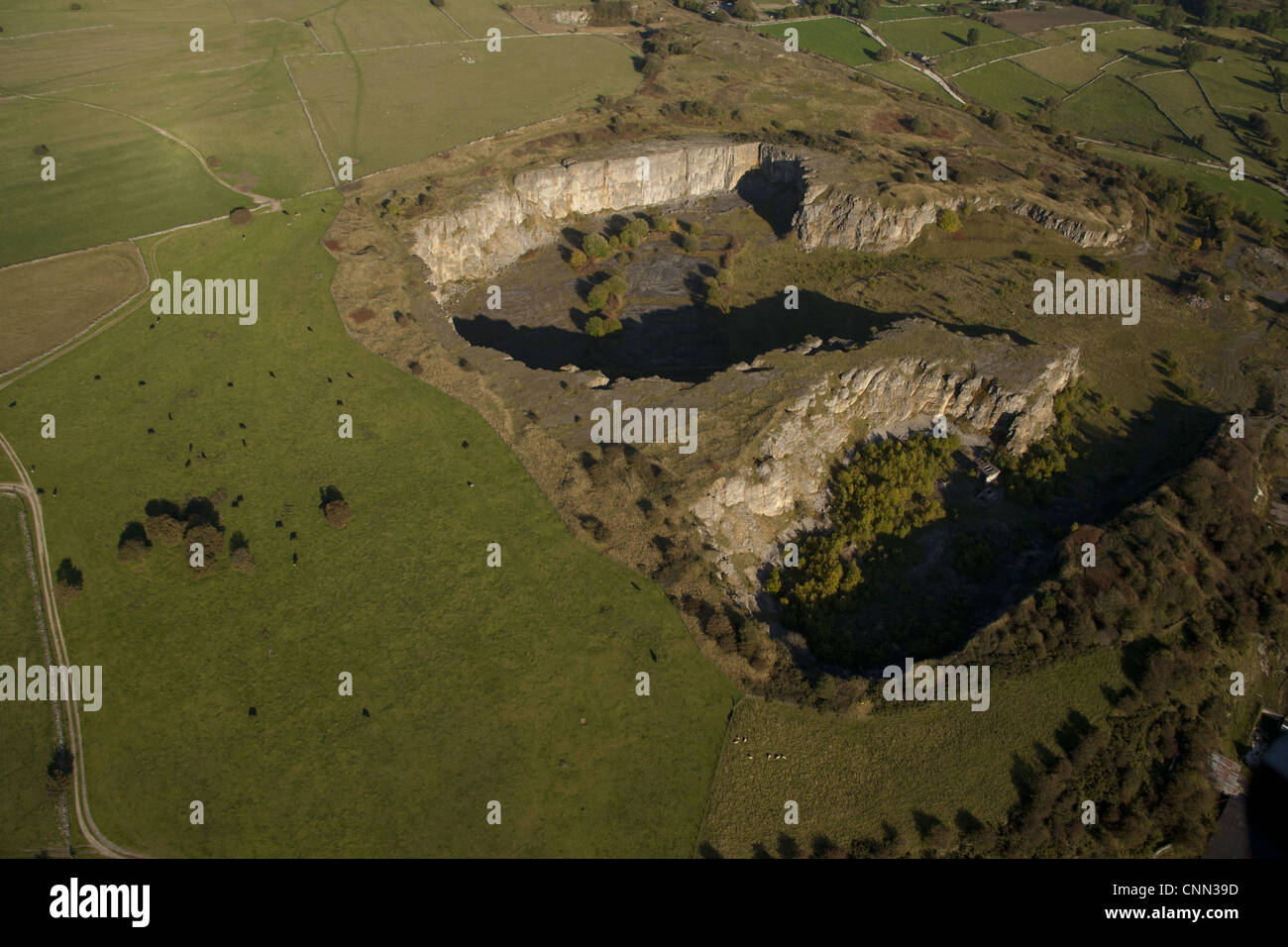 Luftaufnahme des verlassenen Steinbruch, White Peak, Peak District, Derbyshire, England, september Stockfoto