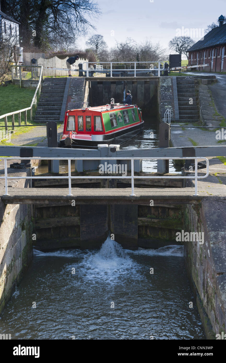 Narrowboat Bewegung durch "Staircase" Kanalschleuse, sperrt Bunbury, Shropshire Union Canal, Bunbury, Cheshire, England, Januar Stockfoto
