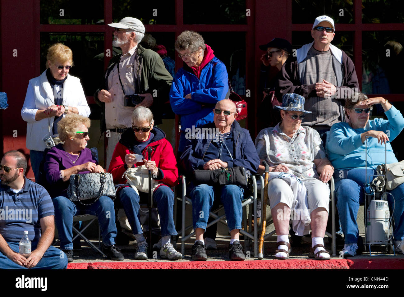 Leute beobachten die Schleppkante der Schaf-Parade auf der Main Street in Ketchum, Idaho, USA. Stockfoto