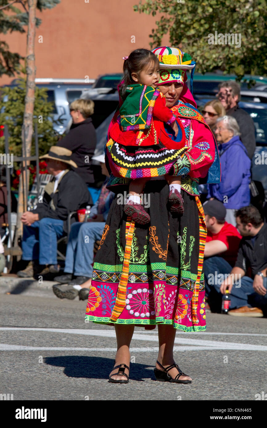 Peruanische Menschen in traditioneller Kleidung teilnehmen in der Schleppkante der Schaf-Parade auf der Main Street in Ketchum, Idaho, USA. Stockfoto