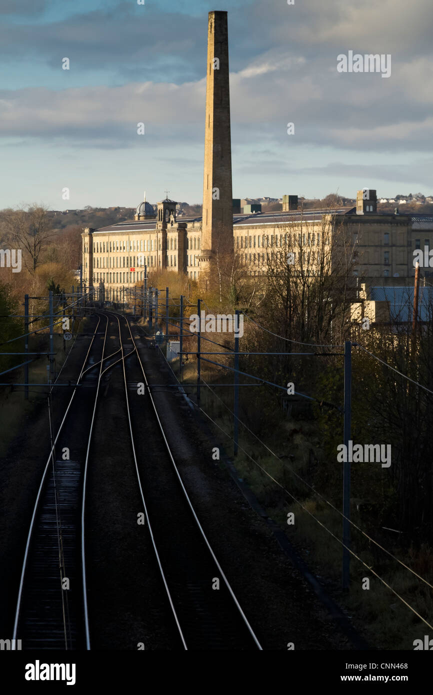 Die Bahnlinie führt zu Salts Mill in die UNESCO World Heritage Site der Saltaire, West Yorkshire. Stockfoto