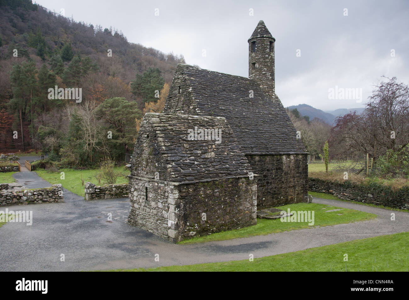 Frühen mittelalterlichen Klostergebäude St Kevins Kirche Glendalough klösterliche Website Wicklow Way Walking Route Glendalough Tal Stockfoto
