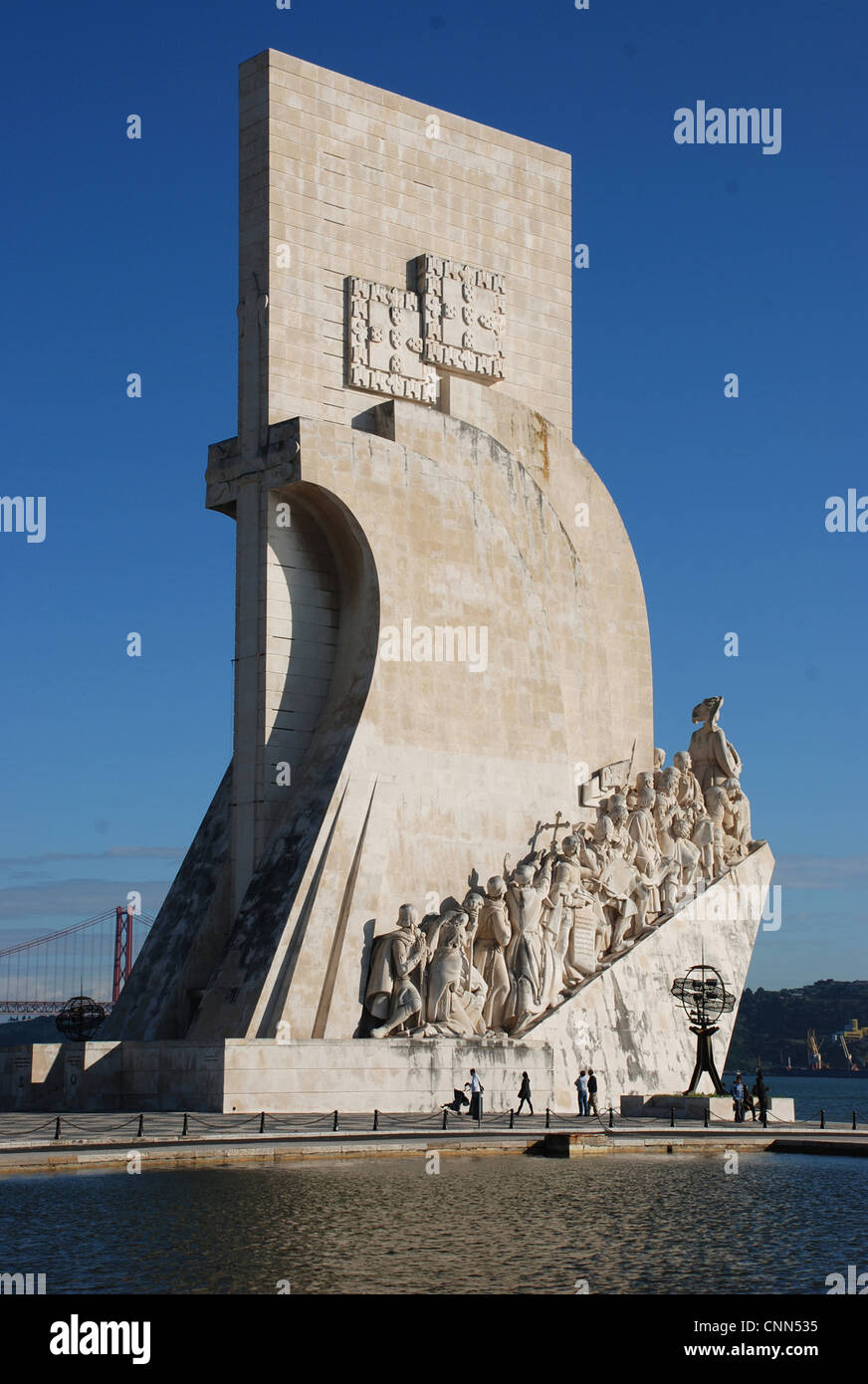 Denkmal am Ufer der Stadt Denkmal Entdeckungen Padrão Dos Descobrimentos Tagus Fluss Belem von Lissabon Portugal november Stockfoto