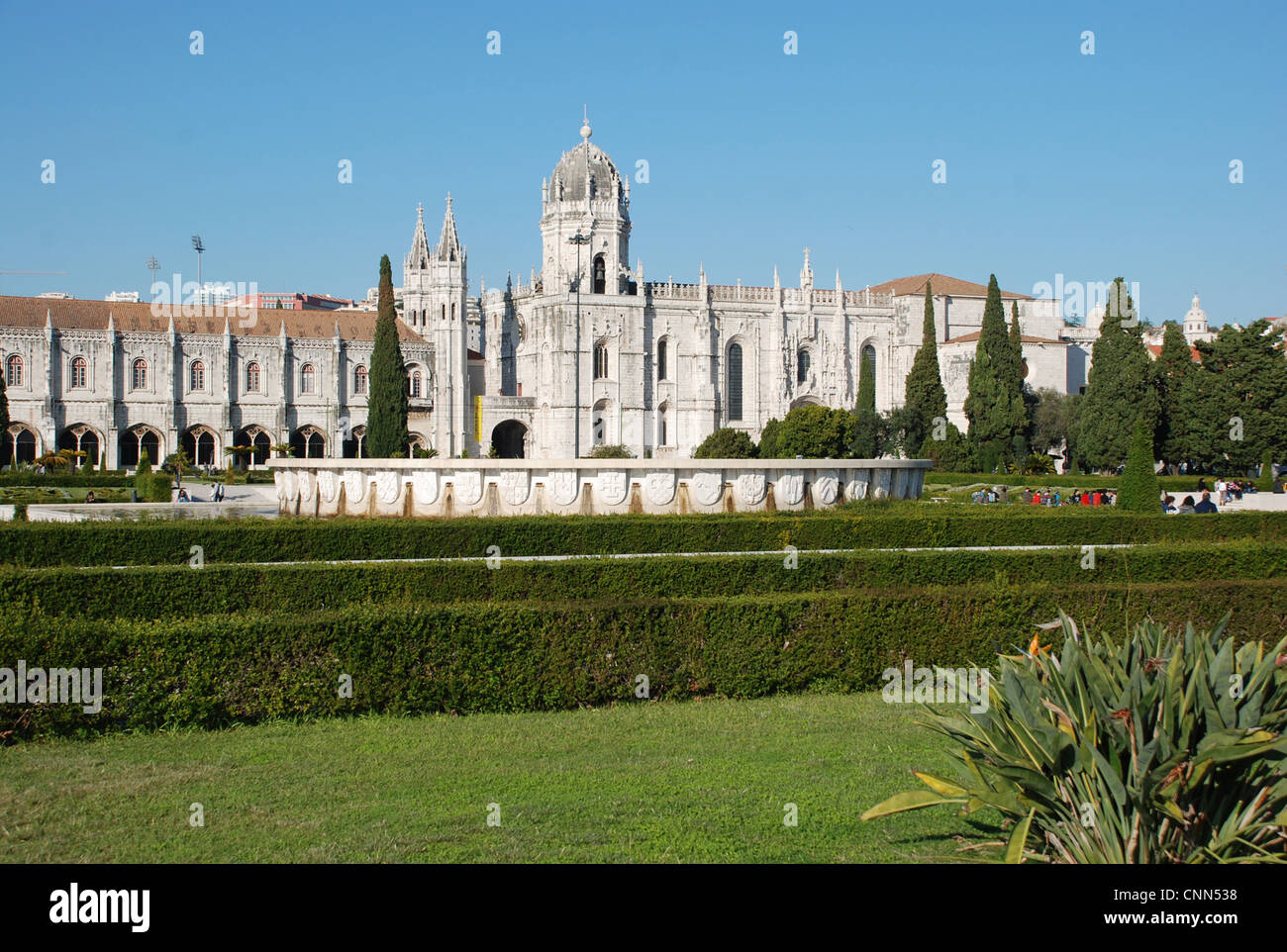Ansicht Garten draußen spätgotische Kloster Hieronymus Kloster Mosteiro Dos Jeronimos Belem von Lissabon Portugal november Stockfoto