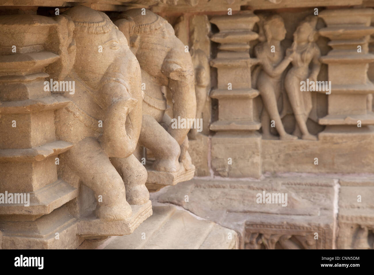 Chandella-Dynastie Tempel mit Elefant Skulpturen, Lakshmana Tempel, Khajuraho, Madhya Pradesh, Indien Stockfoto