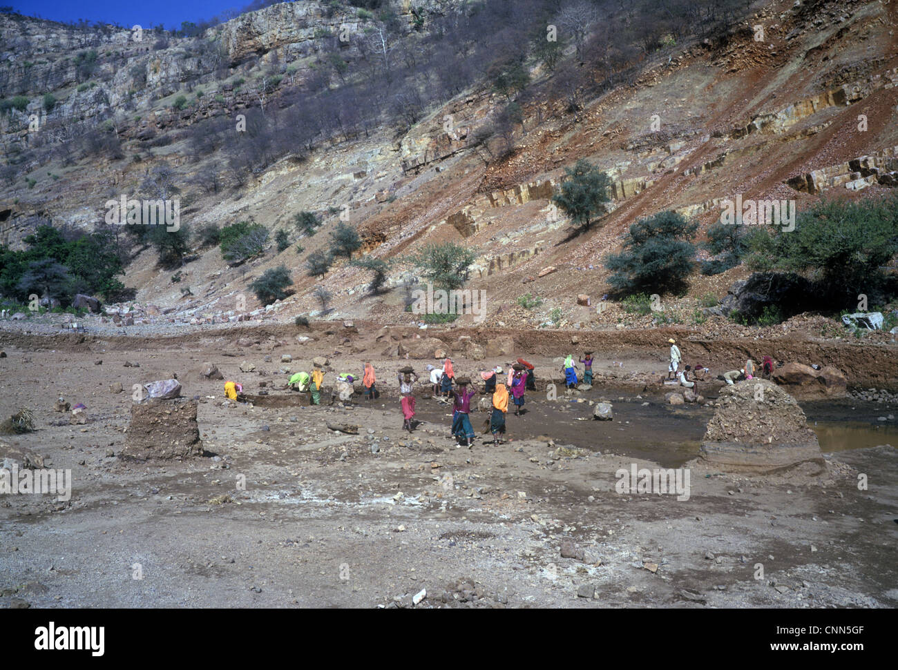 Indien Menschen Frauen arbeiten auf einen Dammbau, Indien Stockfoto