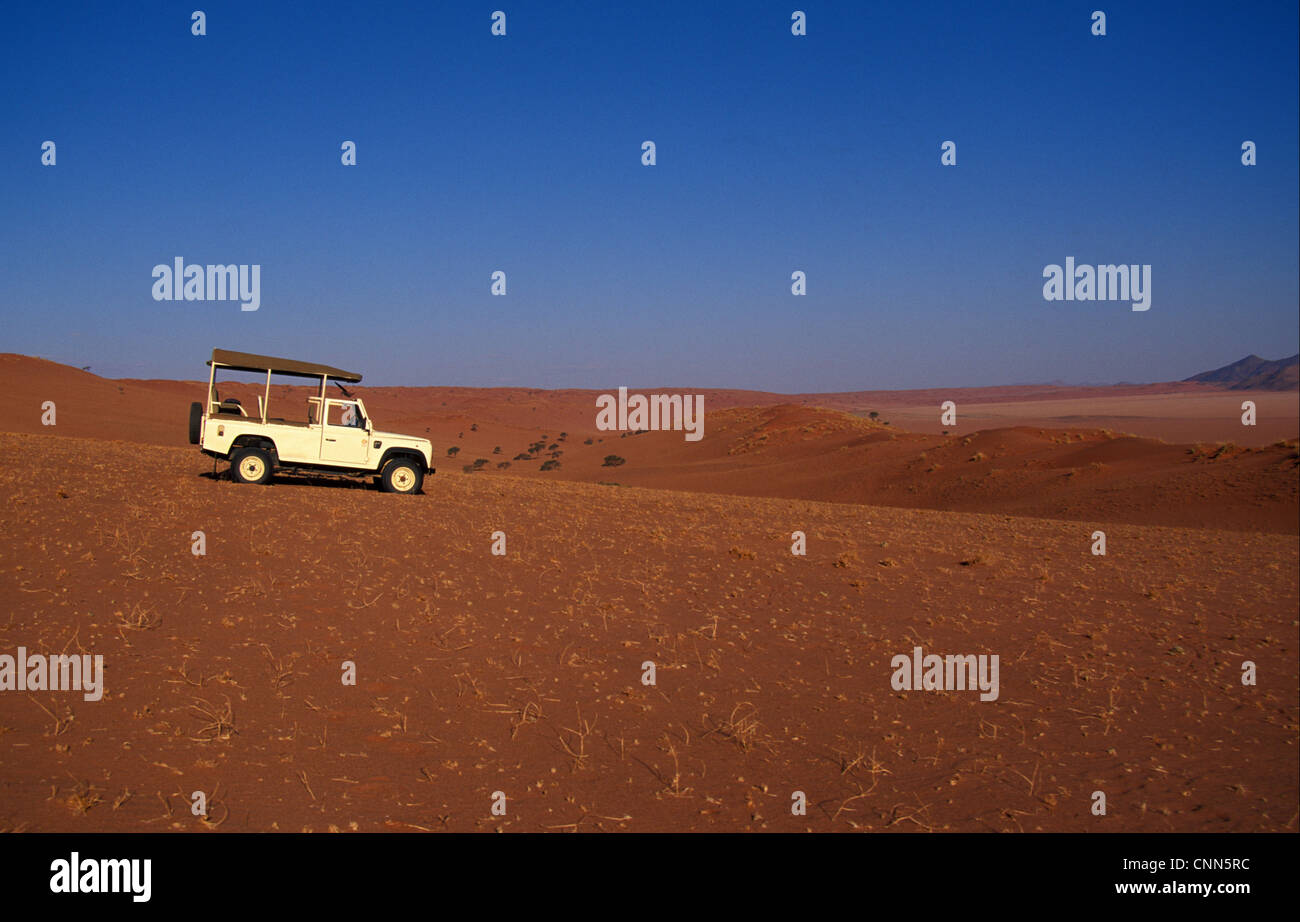 Namibia-Landrover in der Namib-Deaert Stockfoto