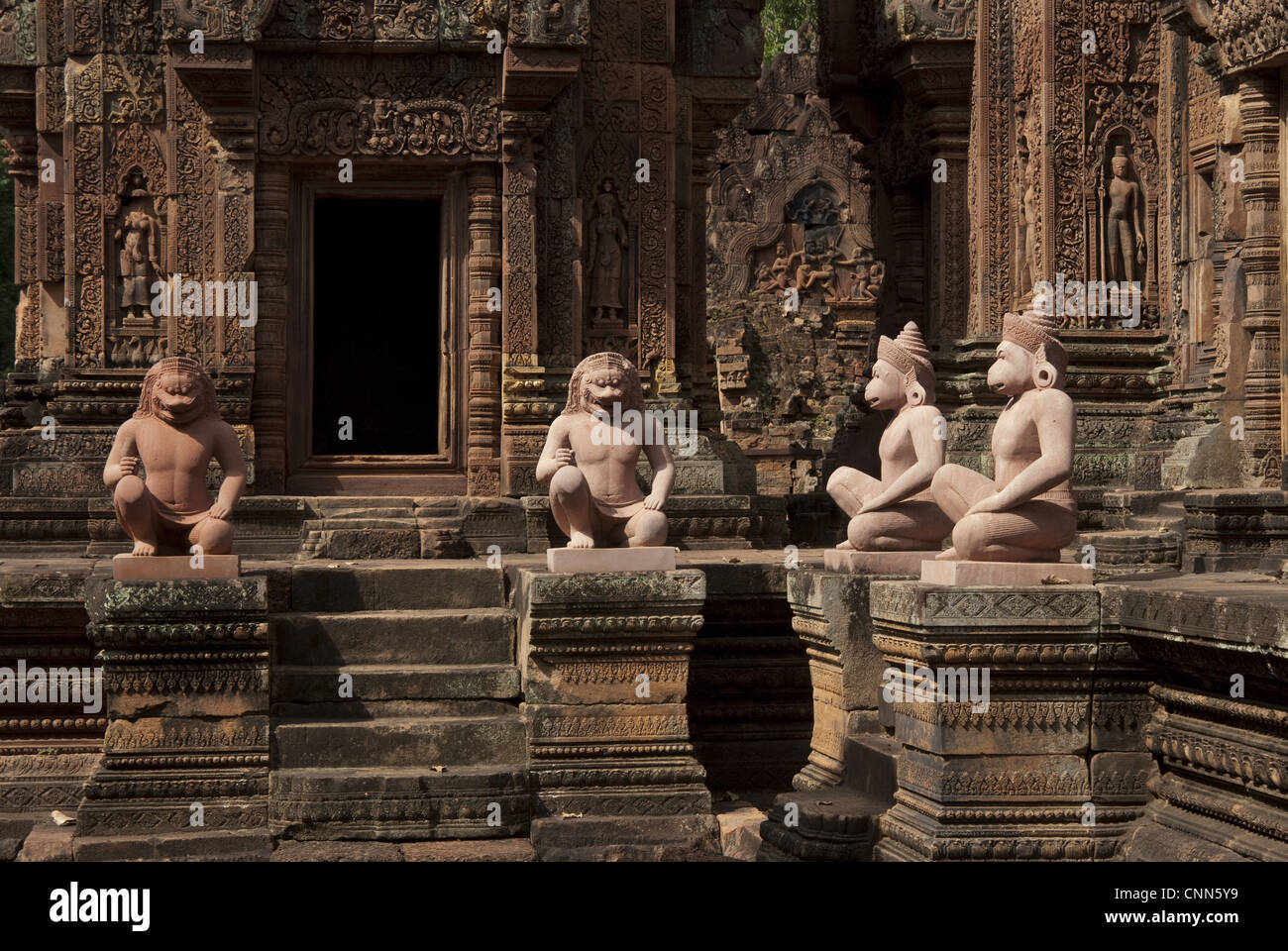 Gottheit Wächter Skulpturen im Khmer Hindu Tempel Banteay Srei, Angkor, Kambodscha Siem Riep Stockfoto