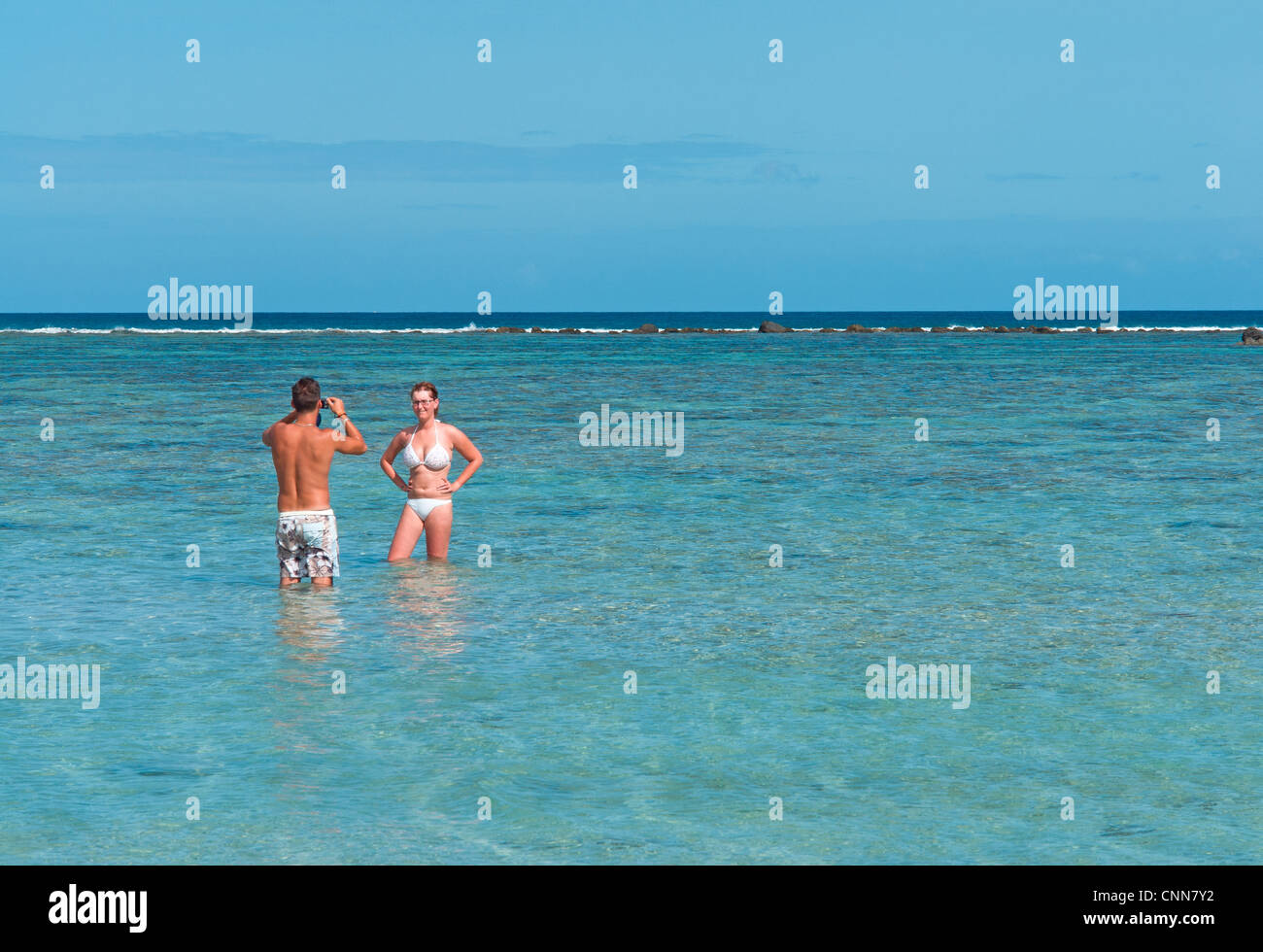 Touristen im Meer in Flic En Flac an der Westküste der Insel Mauritius Indischer Ozean Stockfoto