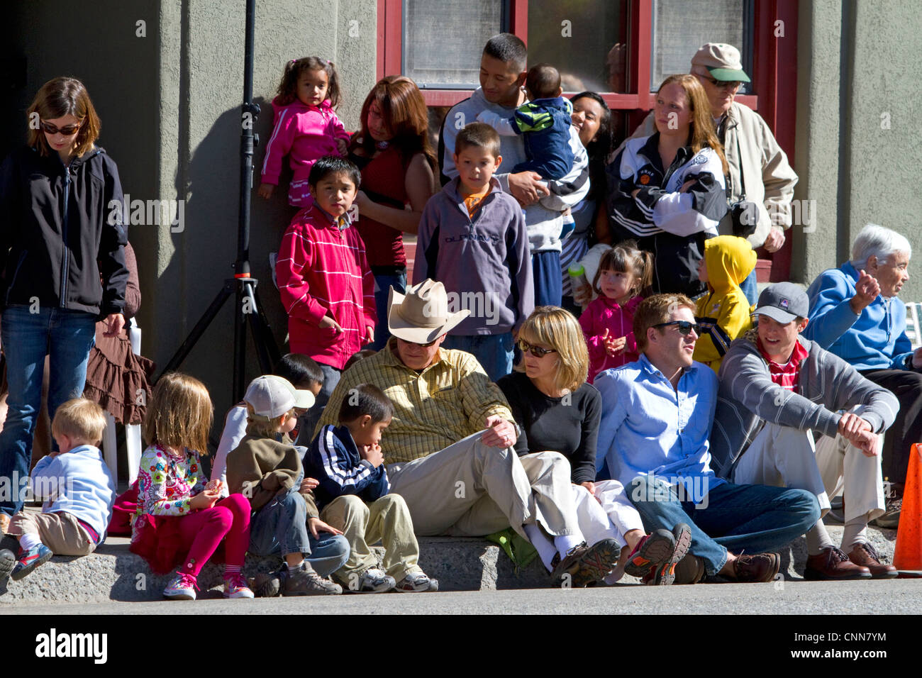 Leute beobachten die Schleppkante der Schaf-Parade auf der Main Street in Ketchum, Idaho, USA. Stockfoto