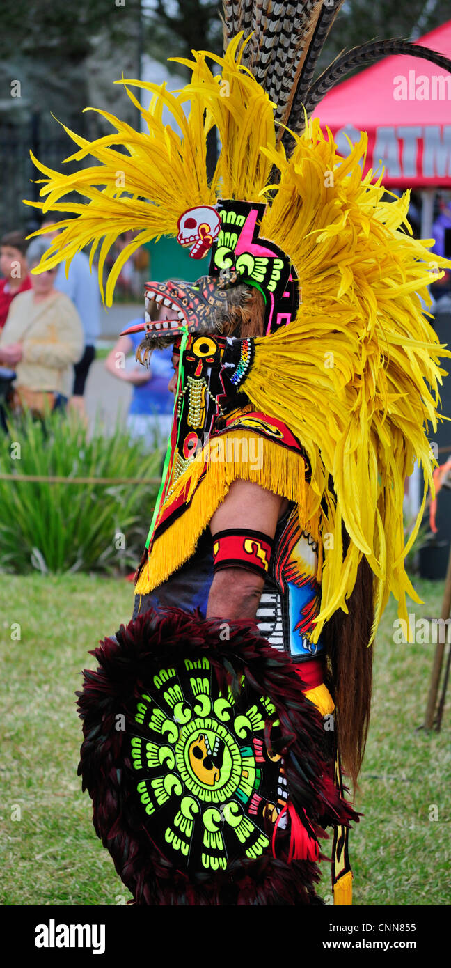 Eine traditionelle aztekische Feuer Tänzer von Mexiko-Stadt (Tloke Nahuake) am Ormond Beach Native American Festival, Januar 2012 Stockfoto