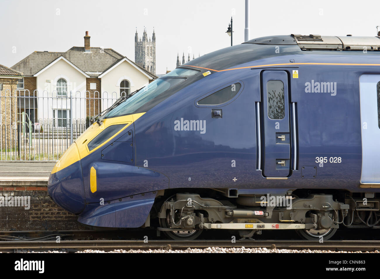 Canterbury UK Hight Speed Speer Zug an der Station.  Canterbury Kathedrale im Hintergrund. Stockfoto