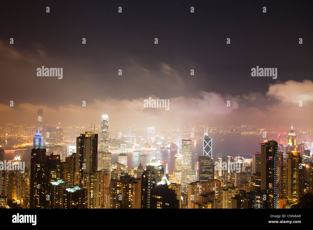 Victoria Peak, Hong Kong in der Nacht, Sommer klaren Himmel, die in Kowloon und Victoria Harbour zentralen Bankenviertel Stockfoto