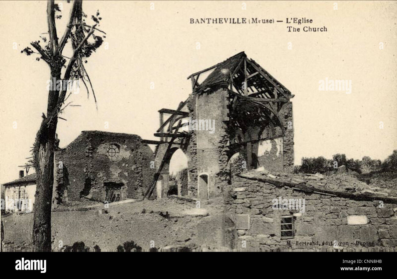 Im Ersten Weltkrieg wurden Fotografien und Postkarten von 1915 bis 1917 archiviert, die den Grabenkrieg und die Aktivitäten des Royal Flying Corps während des Konflikts dokumentieren. Stockfoto