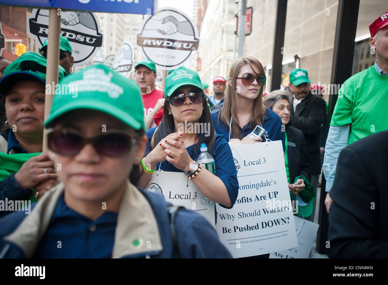 Gewerkschaftsmitglieder Rallye vor Kaufhaus Bloomingdale's in New York Stockfoto