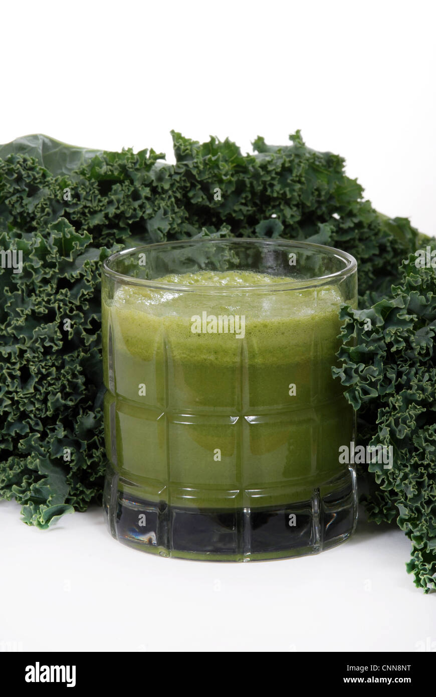 Frischen Grünkohl lässt sich in der Nähe von juiced Grünkohl Getränk. Stockfoto