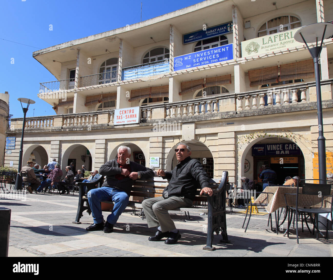 Senior maltesischen Männer sitzen in der Sonne, Rabat Malta, Europa Stockfoto
