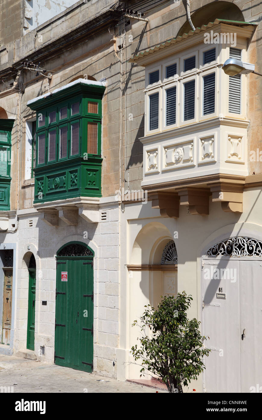 Zwei traditionellen maltesischen Häuser mit charakteristisch vorspringenden Erkern oder überdachten Balkonen, Rabat, Malta, Europa Stockfoto