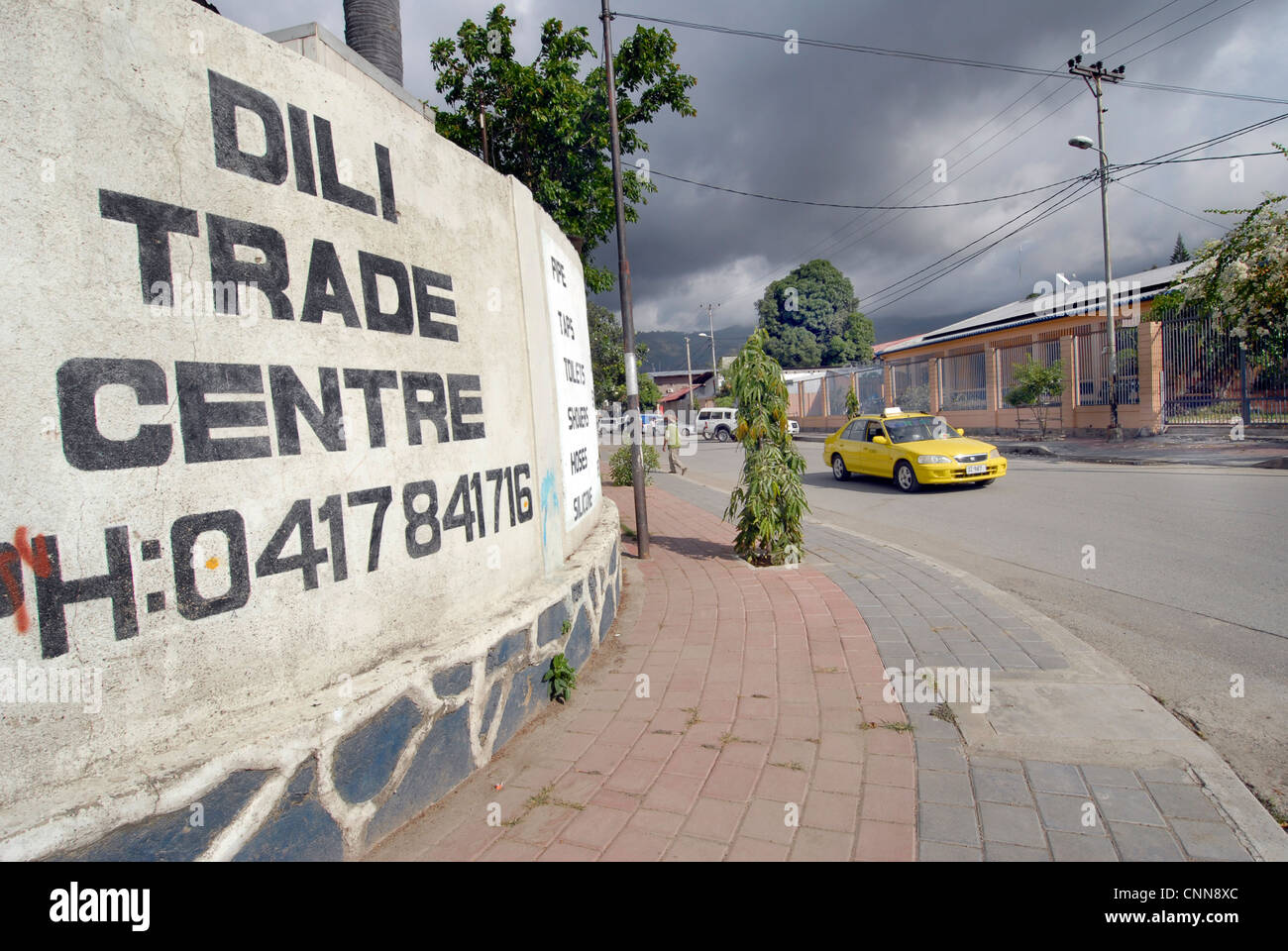 Eine Straße in der Licidere Bezirk von Dili Timor Leste mit Zeichen in englischer Sprache für eine australische besaß Geschäft Stockfoto