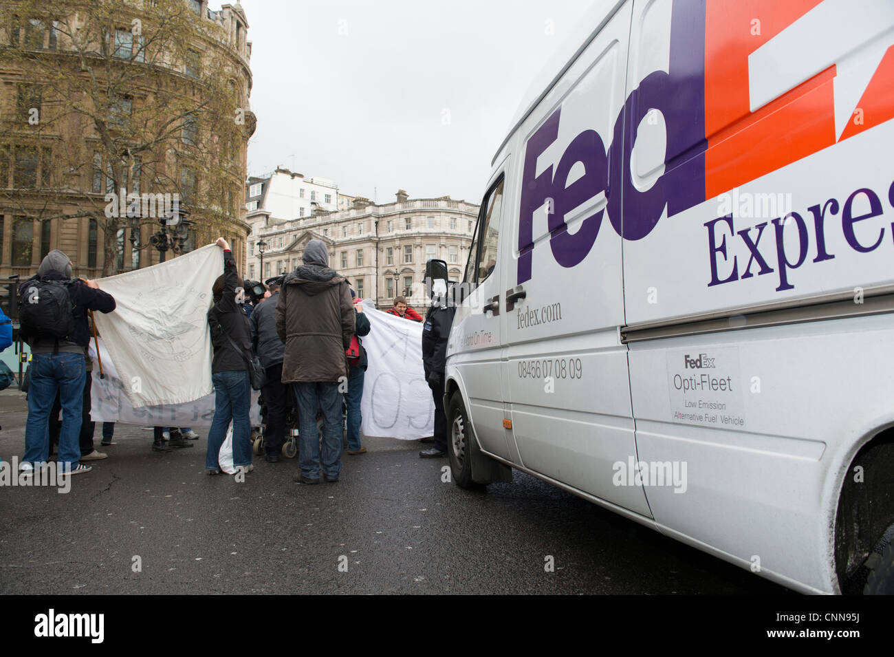 FedEx Wabbel Kurier Fahrzeug auf seine Auslieferungen durch plötzliche Blockade der Straße von Behinderten Demonstranten vom Trafalgar Square. Stockfoto