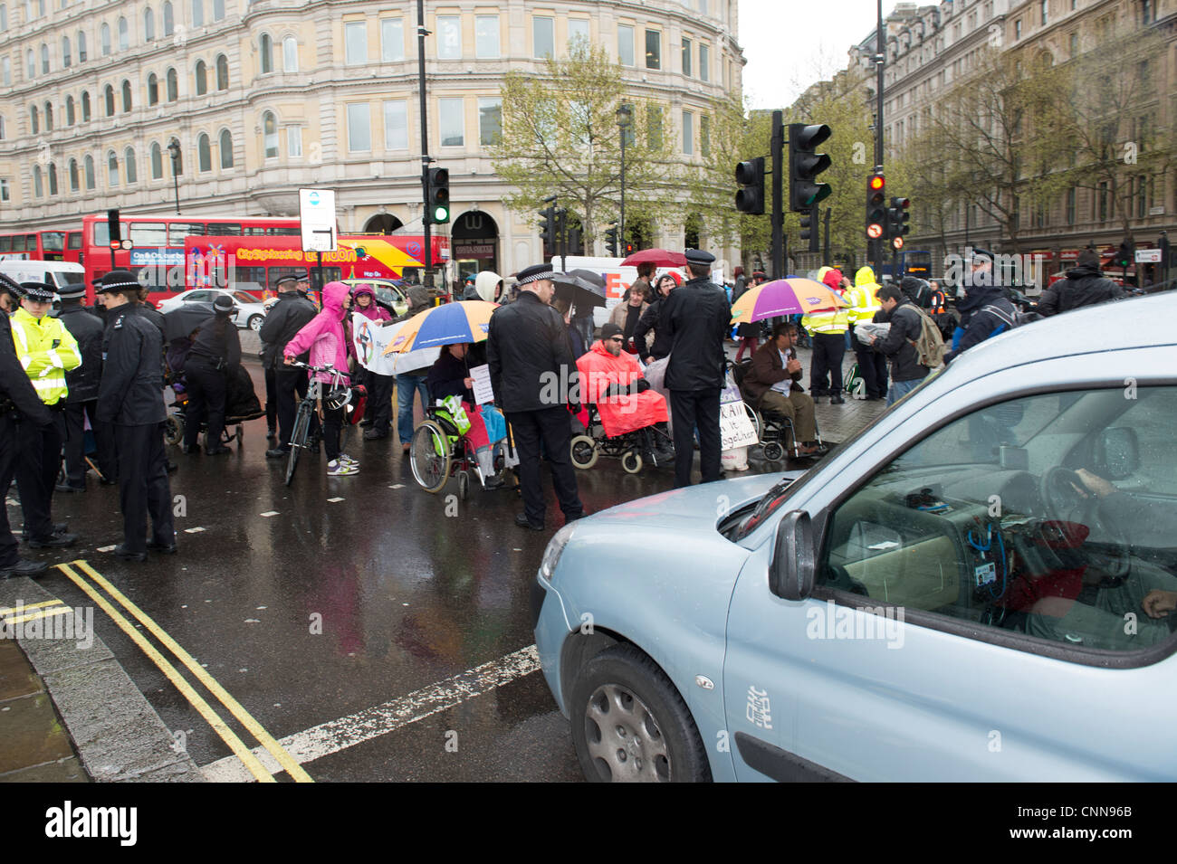 Behinderte Demonstranten blockieren die Straße vom Trafalgar Square in central London gegen Kürzungen der Regierung zu protestieren, die sie betreffen wird. Stockfoto