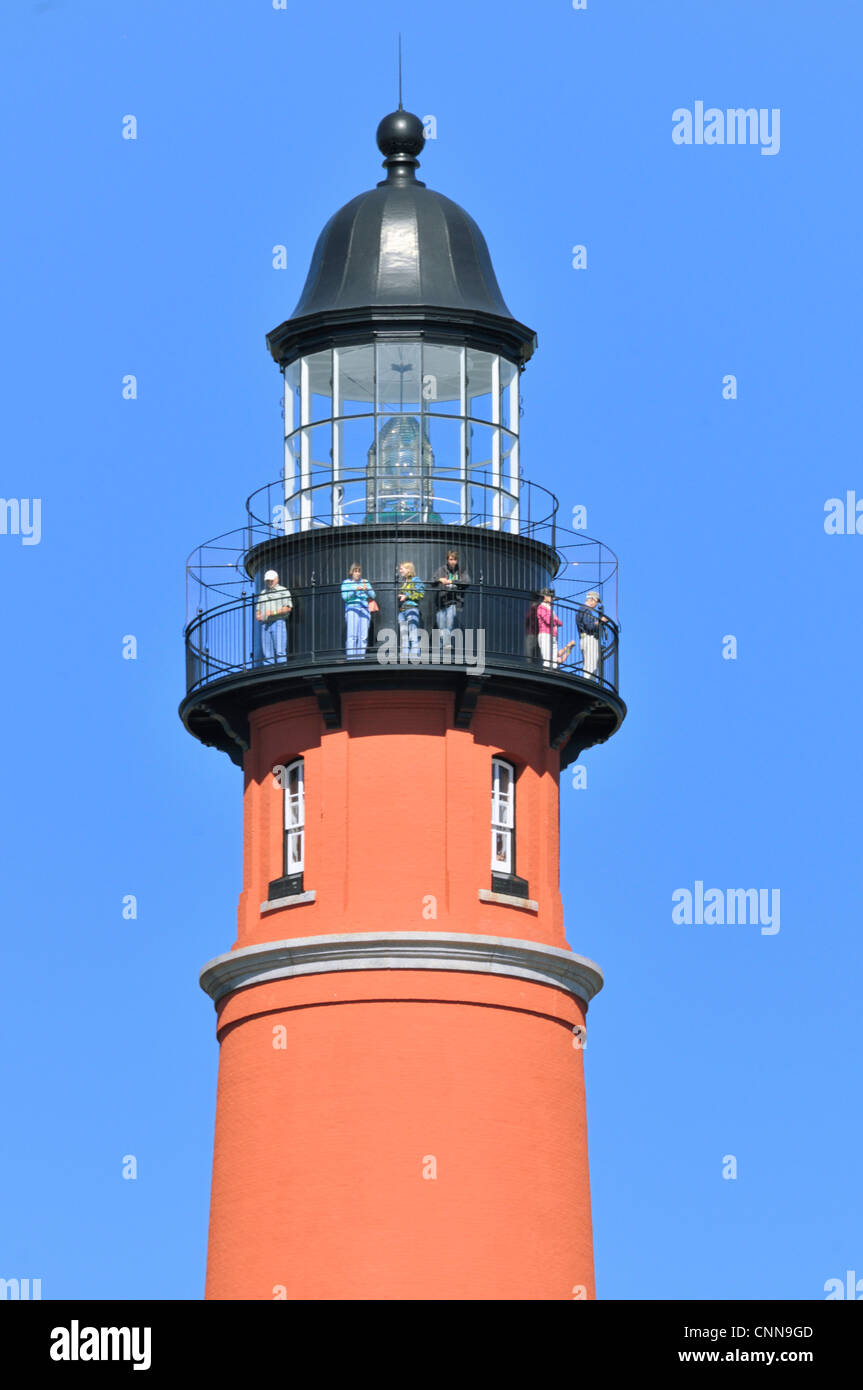 Besucher auf der Plattform des Leuchtturms Ponce Inlet Stockfoto