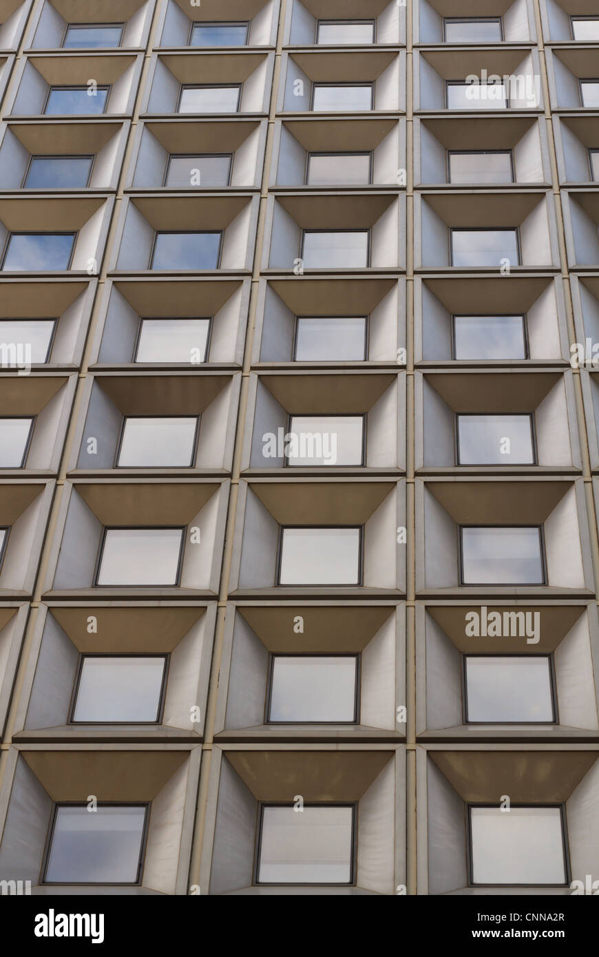 Fenster des Gebäudes/Hochhaus mit Reflexionen Stockfoto