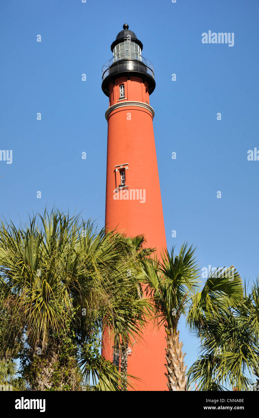 Ponce de Leon Inlet Leuchtturm erhebt sich über der nahe gelegenen Palmen Stockfoto