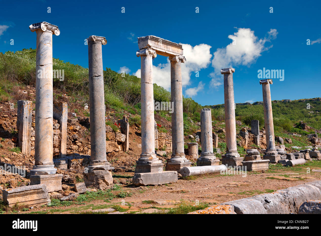 Ruinen der römischen Säulen Straße Geschäfte & Geschäften gesäumt war. Archäologische Stätte Perge (Perga), Türkei Stockfoto