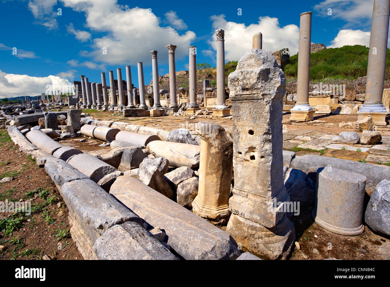 Ruinen der römischen Säulen Straße Geschäfte & Geschäften gesäumt war. Archäologische Stätte Perge (Perga), Türkei Stockfoto